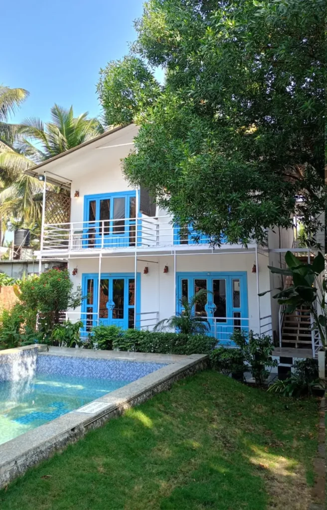 stay near Morjim beach